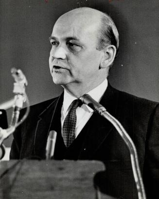 der fire, national president Dalton Camp addresses the annual ting of the Ontario Conservative party at the Royal York today. at half the 600 persons (...)