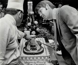 Glen Campbell and chef Donald Bannon look over cake decorated with guitar, at reception before Campbell's second show at CNE yesterday. The housewifes(...)