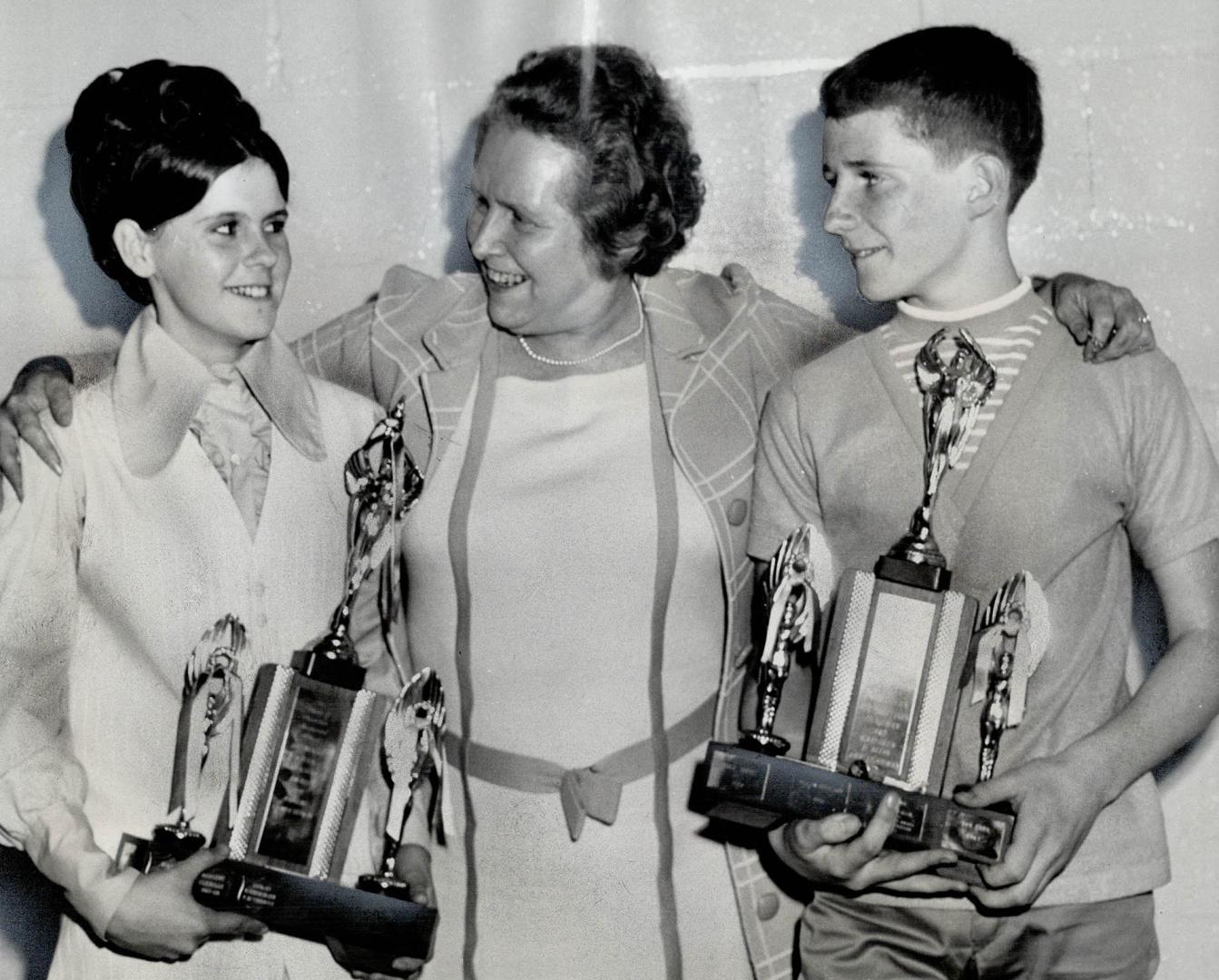 Regent park honors its champs. At last night's Banquet of Champions at Regent Park recreation centre, former controller Margaret Campbell congratulate(...)