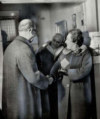 A friendly handshake between Mayor William Dennison, who's trying to hang onto his job for another three years, and rival Controller Margaret Campbell(...)