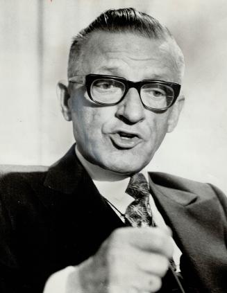 The tacit backing of Real Caouette, the national Social Credit leader, helps make Yvon Dupuis a front-runner in the Creditiste race