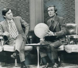 Showing the style that makes him a likely bet to win television's Emmy award for talk shows May 9 is Dick Cavett (at right, with guest, British actor (...)