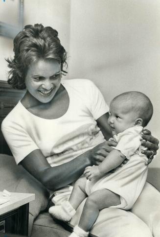 Evonne Goolagong, a Wimbleton champion at 19, mother at 26, this week played her first matches since her daughter, Kelly Indala, was born in May. Here(...)