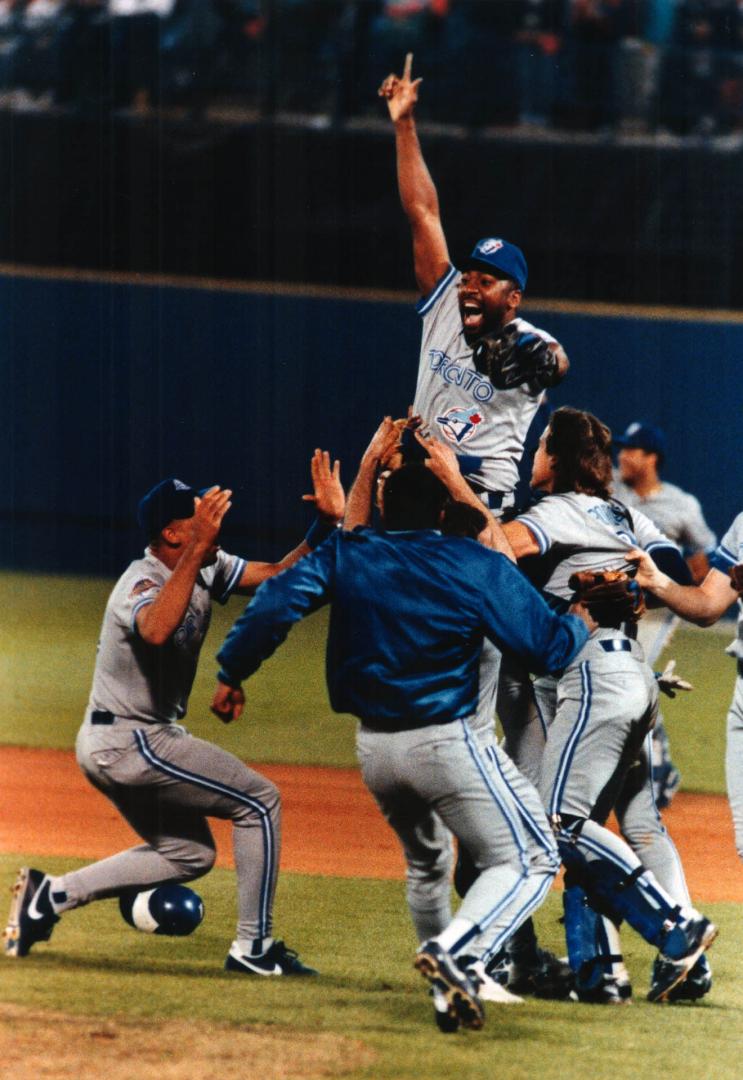 Carter leads celebrations at end of game 6, Atlanta 1992 World Series