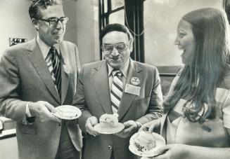 A big white birthday cake was cut yesterday as Canada Employment launched its ninth summer youth employment program in Metro. Metro Councillor Irving (...)