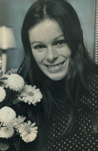 She's here to help dad. In Toronto to help publicize the special Canadian release of her father's movies is actress Geraldine Chaplin. Charlie Chaplin(...)