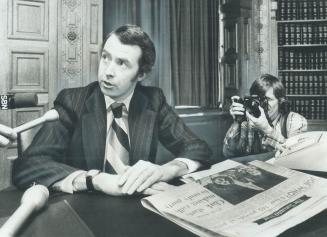 Taking over the Leader of the Opposition's office, newly elected Conservative leader Joe Clark tells reporters about his plans. On his desk lies a cop(...)