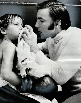 A concerned father, who knows exactly what his son is going through, is George Chuvalo, Canada's heavyweight boxing champ. Acting as cornerman, he min(...)