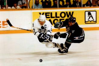 Toronto Maple Leafs Wendel Clark, left, appears to score on Detroit Red  Wings goalie Tim Cheveldae but he goal was overturned by officials during  the first period during the fifth game of