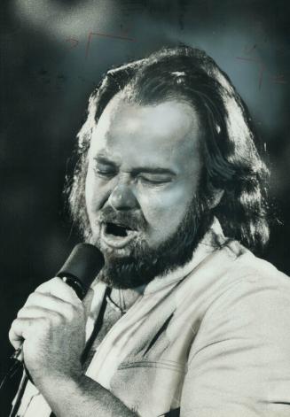 David Clayton-Thomas was in total charge last night as the new Blood, Sweat and Tears band offered crowd of 17,000 and evening of standards and newer (...)