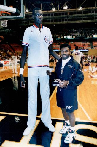 The long and the short of IT. Even a big star like the Argos' Mike (Pinball) Clemons has to concede Philadelphia 76er Manute Bol is the biggest star o(...)