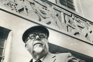 Canadian artist Charles Comfort, 77, stands in front of frieze he created in 1936 to decorate Toronto Stock Exchange on Bay Street. Artist deies hiden(...)