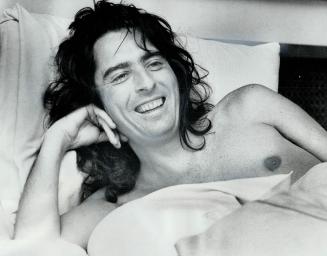 A man who stays in bed past noon to catch his favorite game shows on TV, rock star Alice Cooper (Vincent Furnier) yesterday remained true to form when(...)