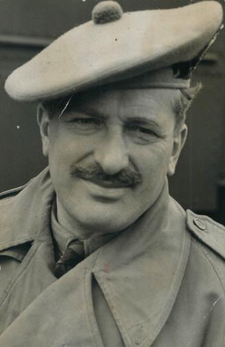 Also back is Lieut. Dave Croll of the Essex-Scottish regiment. The former mayor of Windsor and one-time minister of welfare in the Ontario cabinet, en(...)