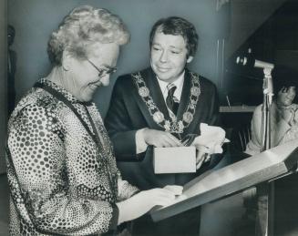 First woman in crombie's life. Toronto Mayor David Crombie presents a Civic Award of Merit to Dr. Jessie Gray, former chief surgeon at Women's College(...)