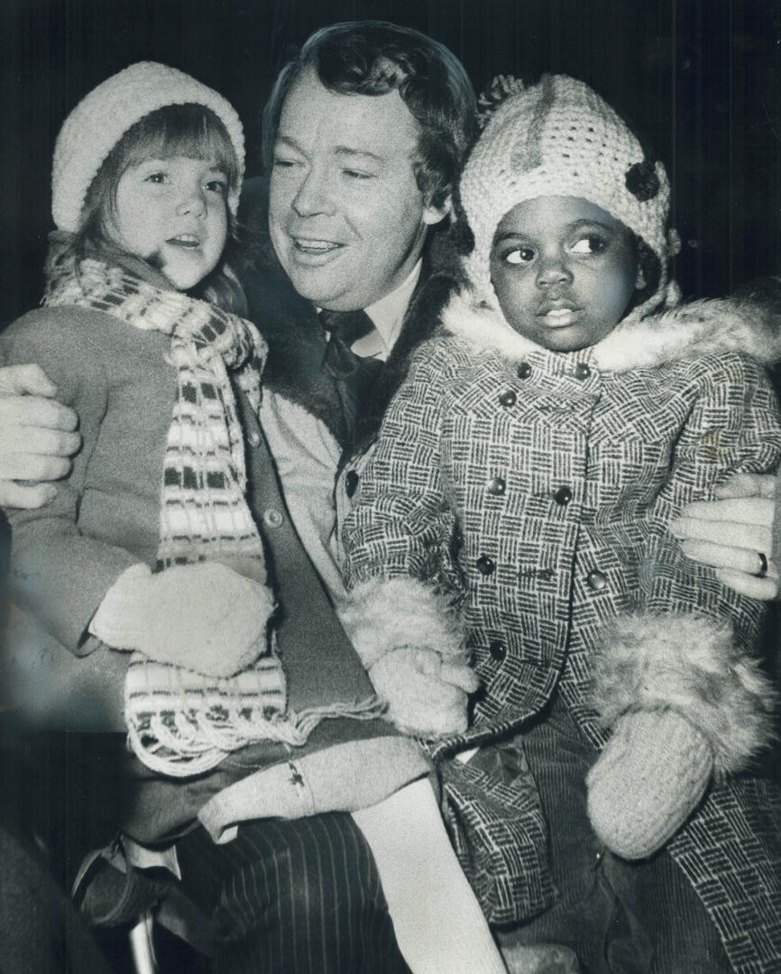 The mayor makes 2 new friends. For the ninth year, the City of Toronto last night officially welcomed Yuletide season with Festival of Lights in Natha(...)