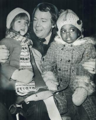 The mayor makes 2 new friends. For the ninth year, the City of Toronto last night officially welcomed Yuletide season with Festival of Lights in Natha(...)