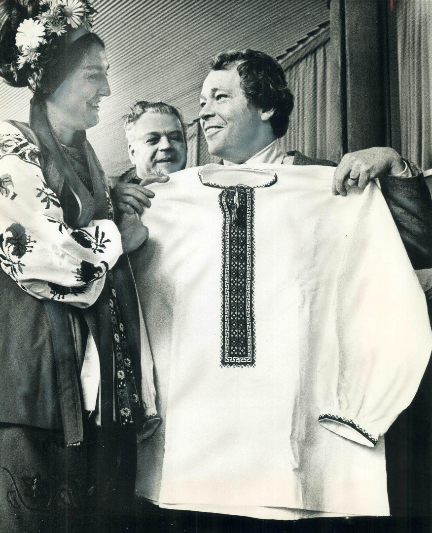 Mayor Crombie goes Ukrainian. Toronto Mayor David Crombie smiles over traditional Ukrainian shirt given him by Nila Genyk in City Hall yesterday after(...)