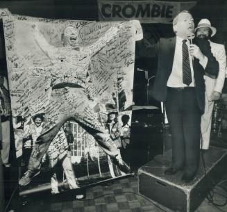 Now here's a good loser. David Crombie receives a giant photo of himself exercising during his unsuccessful campaign for the leadership of the Progres(...)