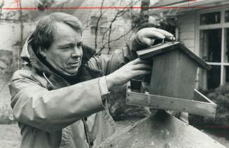 On the mend. Health Minister David Crombie relaxes in the garden of his mother'sMississauga home yesterday where he is recovering from a heart attac D(...)