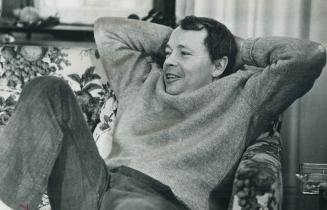 New mayor in an old sweater. On his first day as mayor-elect of Toronto, David Crombie stays at his home, at ease in denims and a sweater with hole in(...)