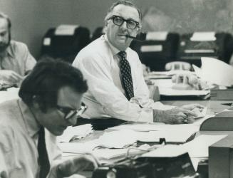 After 20 years of climbing to the top of TV news as the $250,000-a-year face and voice of CBS, Walter Cronkite still regards himself as a shirt-sleeve(...)