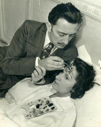 On his wife's forehead, Salvador Dali paints the head of Medusa, one of the three snaky-haired Gorgon sisters who glance turned into stone everything (...)