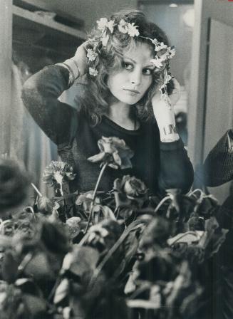An innocent air and flowers in her hair, that's Beverly D'Angelo in her dressing room at the O'Keefe Centre, preparing for her role of Ophelia in the (...)