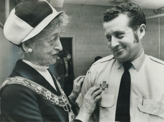 True is out for blood donors. East York Mayor True Davidson sticks a blood donor badge on fireman Douglas DeGernier at Red Cross headquarters on Jarvi(...)