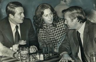 Sampling Ontario Hospitality, Alberta Premier Peter Lougheed (left) quaffs a mug of beer as he and wife, Jeanne, talk with fellow-Conservative Ontario(...)