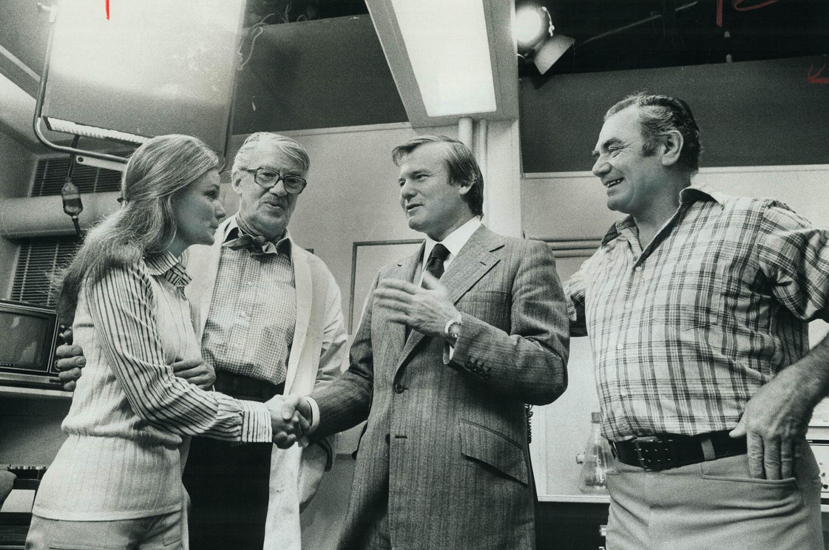 A picture of a picture. Looking in on the stars of the movie, The Neptune Factor, now filming at Kleinburg, Premier William Davis (centre) chats with (...)