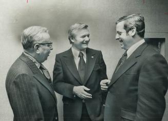 Mississauga mayor Charles Murray (left) and Peel County Warden Lou Parsons (right) talk with Premier William Davis after a dinner last night for munic(...)