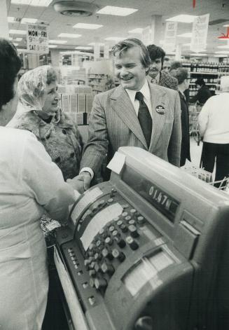 Davis asks for votes. Campaigning in St. James Town for Roy McMurtry, Conservative candidate in the St. George by-election, Premier William Davis gree(...)