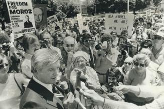 Premier William Davis (left) speaks to about 400 demonstrators gathered at Queen's Park yesterday to protest the trial of Soviet dissident Anatoly Shc(...)