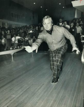 Davis wants a strike. Opening the Bowl for Millions Celebrity Day for the Big Brothers of Metro, Premier William Davis throws the first ball at O'Conn(...)