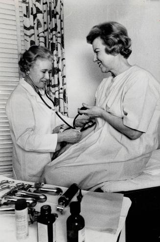 Dr. Banting examines Star columnist Lotta Dempsey, who found the examination much simpler than she'd expected. She was reassured by it, celebrated tha(...)
