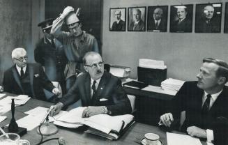 Mayor refuses to fool around. Studiously ignored by Mayor Dennison (right) nad Board of Control secretary Lawson McBurnie, Vancouver's professional to(...)