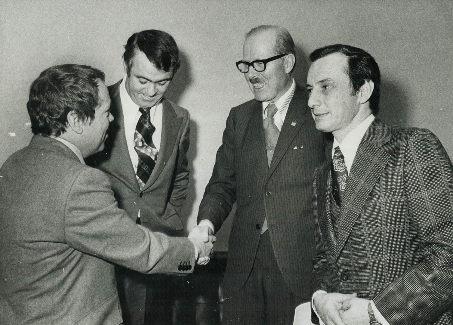 Dennison, William (mayor - groups 1970 - )