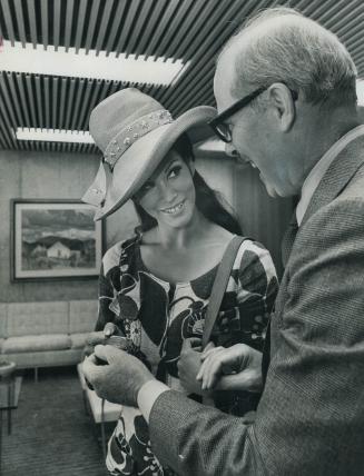 The Mayor meets 'Miss World'. Toronto Mayor William Dennison gets a welcome break from more onerous civic duties as he greets the current Miss World t(...)