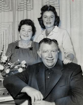 Mrs. House, Mrs. Devine and Jingles. With disquieting news from Hollywood of actors' strikes and marriage breakups, the presence in town of the Andy D(...)