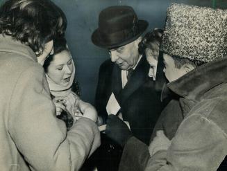 Young autograph seekers waiting for Elizabeth Taylor and Richard Burton to arrive at the King Edward hotel last night flock to opposition Leader Diefe(...)