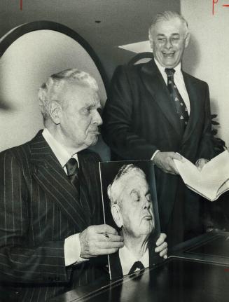 Asked to autograph an old photograph of himself for Star photographer Boris Spremo, who took the picture, John Diefenbaker happily imitates the expres(...)