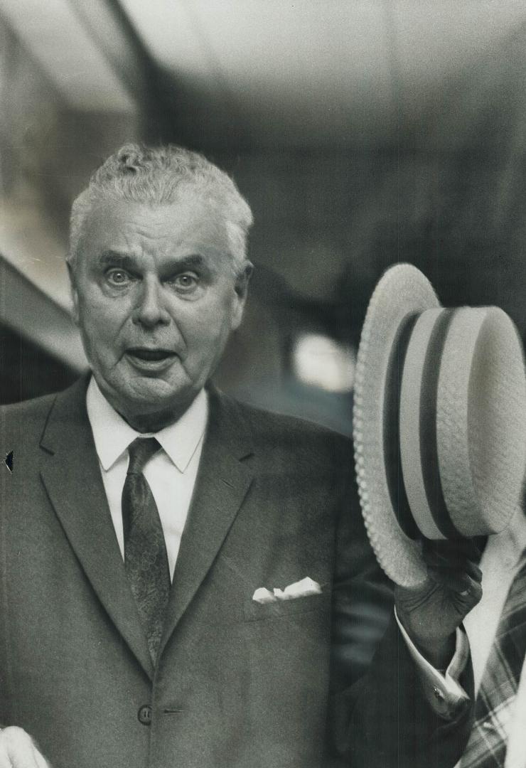 That Chevalier Flair is exhibited by Canada's latest recording star - John Diefenbaker - as he arrives in Hanover yesterday for the testimonial dinner(...)