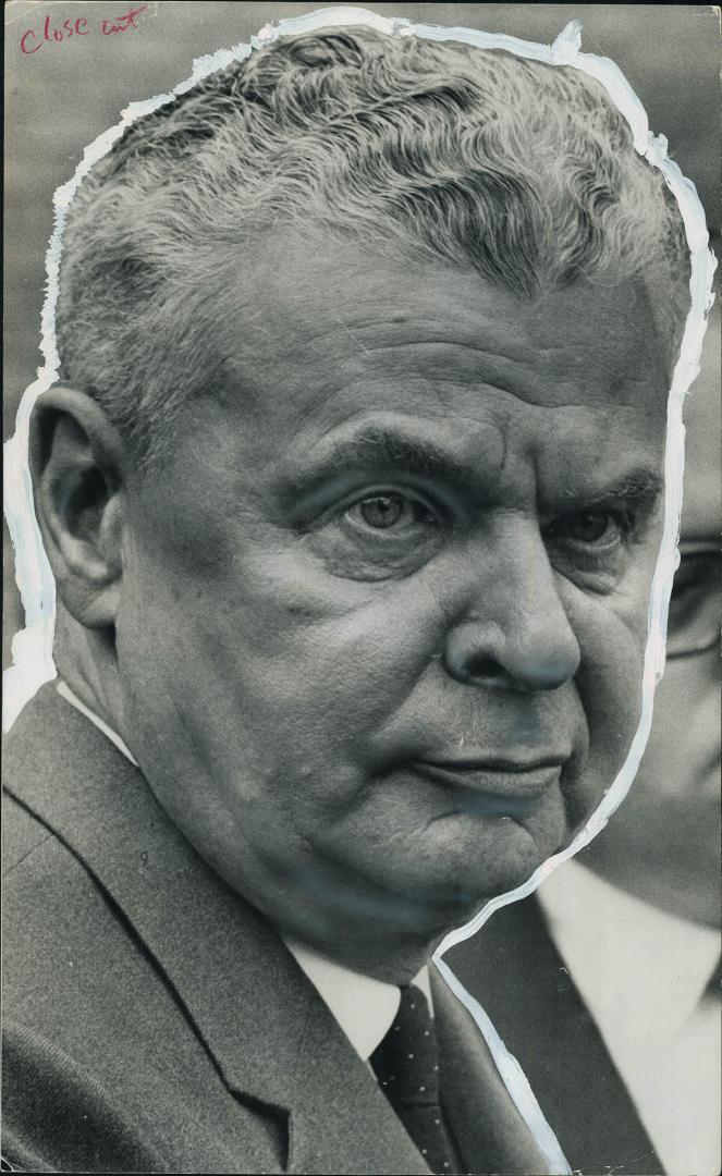 The Star today begins publication of six excerpts from the third, final volume of John diefenbaker's memoirs, The Tumultuous Years. Here Dief, left, g(...)