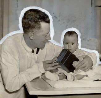 Marie Starts camera education - Fred Davis, Daily Star staff photographer whose photographs of the Dionne quintuplets are seen the world over, visits (...)