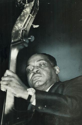Wee Willie Dixon just stands up there and plays, no jokes, no funny hats, but just great music, says critic Bill Dampier. He sings in the traditional (...)