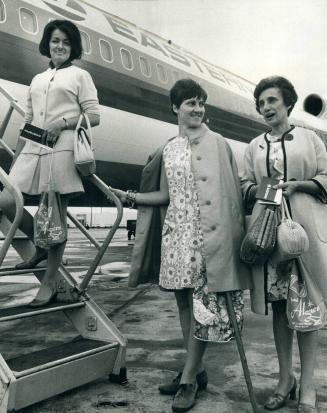 Off to Florida for a three-week vacation goes Yvonne Dorion (centre), victim of a stabbing attack March 25 that has left her partly paralyzed. With he(...)