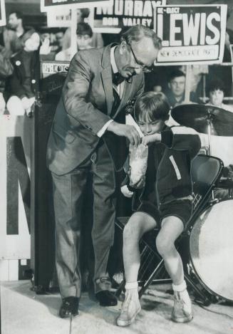Sharing Platform and Popcorn with one of his young supporters, New Democratic Party Leader Tommy Douglas practises a share-the-wealth program with Tra(...)