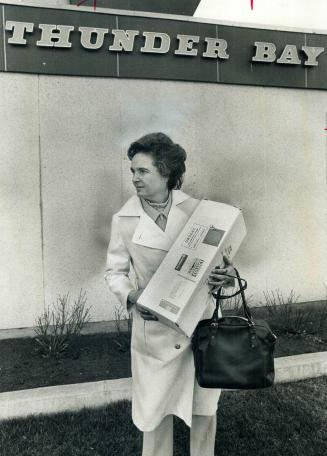 The Star's Marilyn Dunlop carries package of instruments from the plane that rushed them to Thunder Bay to hospital in case needed for operation to ha(...)