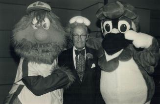 Veteran Star sports columnist Milt Dunnell - he's the one in the middle - was honored at the Canadian Baseball Hall of Fame fund-raising dinner last n(...)